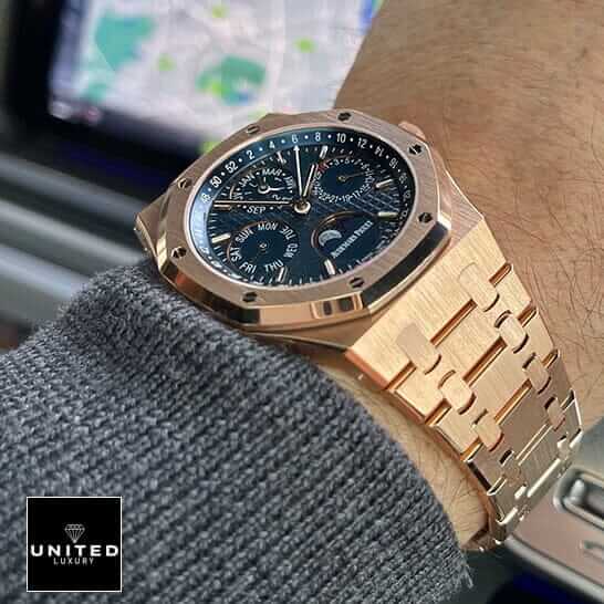 Audemars Piguet Royal Oak Gold Blue Dial Inspired on the man wrist