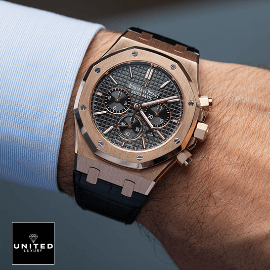 Audemars Piguet Royal Oak Black Dial Gold Case Inspired on the man wrist