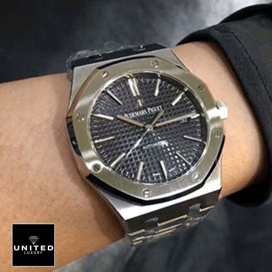 Audemars Piguet 15400ST.OO_.1220ST.04 Selfwinding Gray Inspired on the man wristh