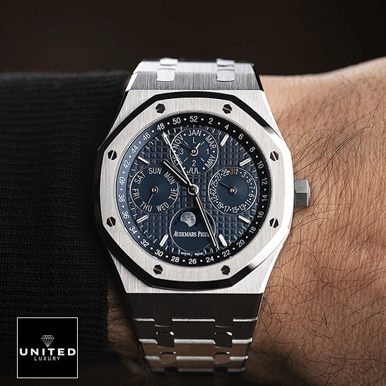 Audemars Piguet Royal Oak Blue Dial Inspired on the man wrist