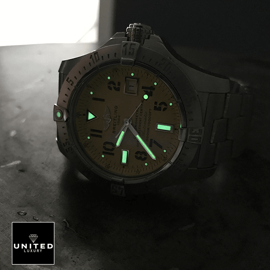 breitling_aeromarine_avenger_seawolf_man_lume