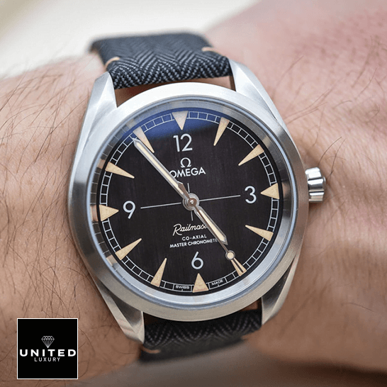 Omega 220.12.40.20.01 Railmaster Black Dial Steel Case Inspired on the man wristh